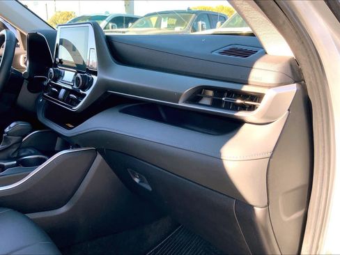 Used 2023 Toyota Highlander XLE image 18