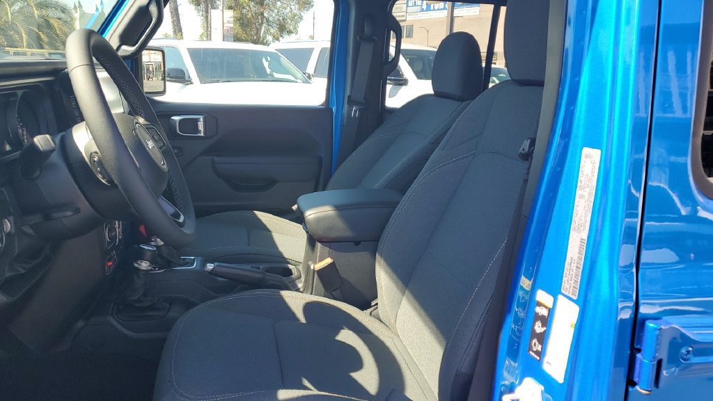 Used 2025 Jeep Gladiator Sport AWD/4WD image 17