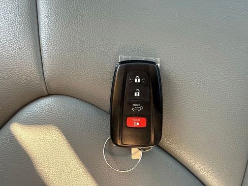 Used 2022 Toyota Highlander XLE AWD/4WD image 30