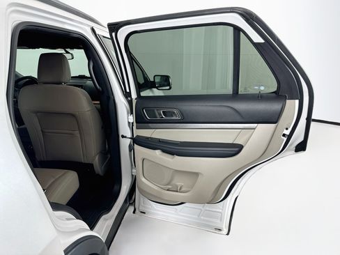 Used 2018 Ford Explorer XLT w/ Equipment Group 202A FWD image 31