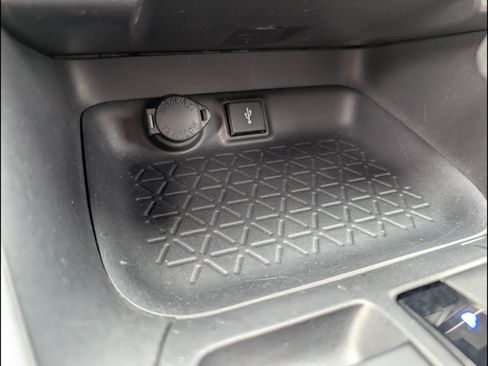 Used 2022 Toyota RAV4 XLE image 16