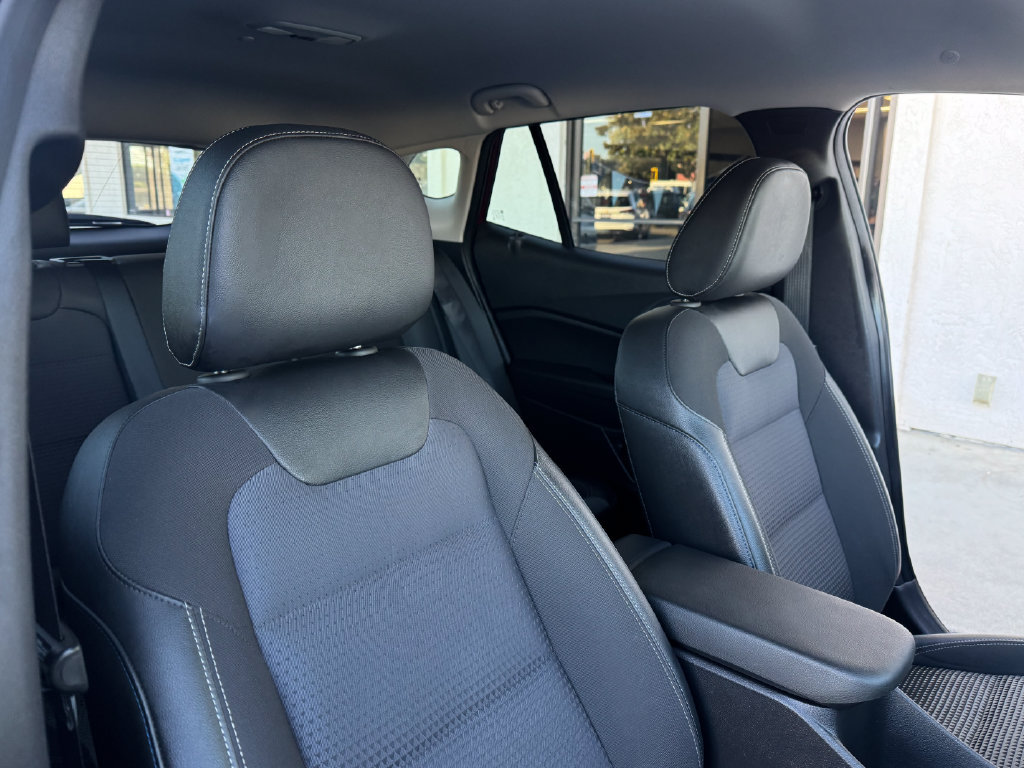 Used 2025 Chevrolet Trax LT FWD image 18