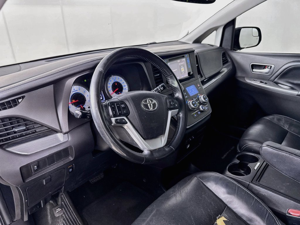 Used 2016 Toyota Sienna SE FWD image 10