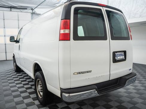 Used 2017 Chevrolet Express 3500 RWD image 6