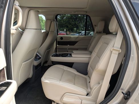 Used 2018 Lincoln Navigator Reserve w/ Technology Package AWD/4WD image 12
