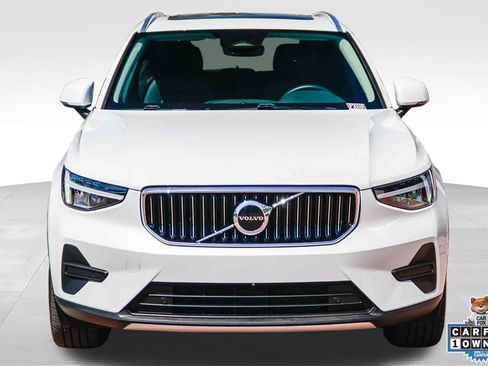Used 2025 Volvo XC40 B5 Core AWD/4WD image 2