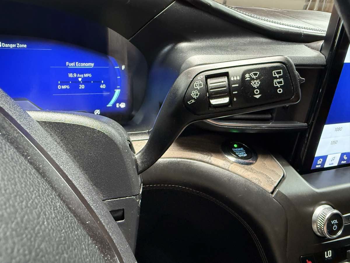 Used 2020 Ford Explorer Platinum w/ Premium Technology Package AWD/4WD image 17