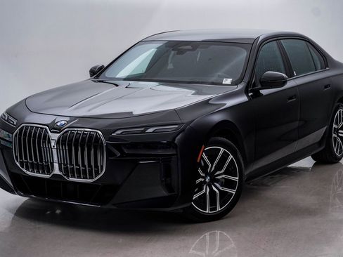 Used 2025 BMW 740i xDrive image 3