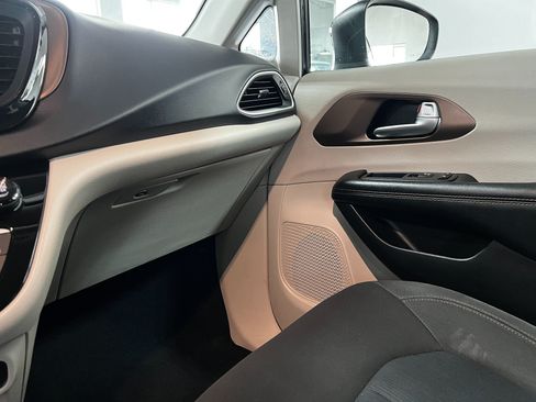Used 2017 Chrysler Pacifica Touring FWD image 17