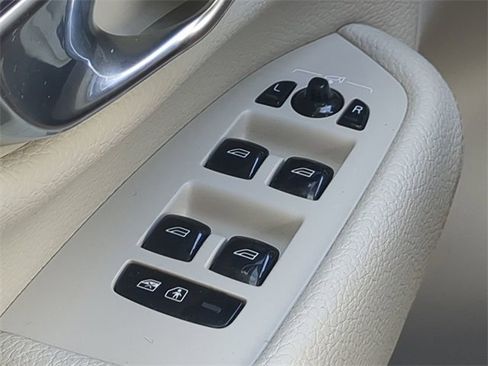 Used 2017 Volvo XC90 T6 Momentum w/ Vision Package image 25