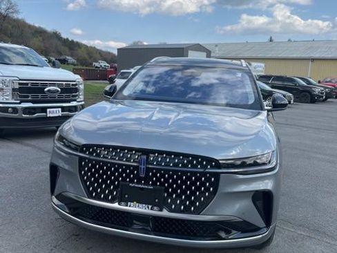 Used 2025 Lincoln Nautilus Reserve AWD/4WD image 2