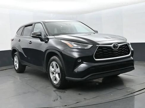 Used 2025 Toyota Highlander LE FWD image 2