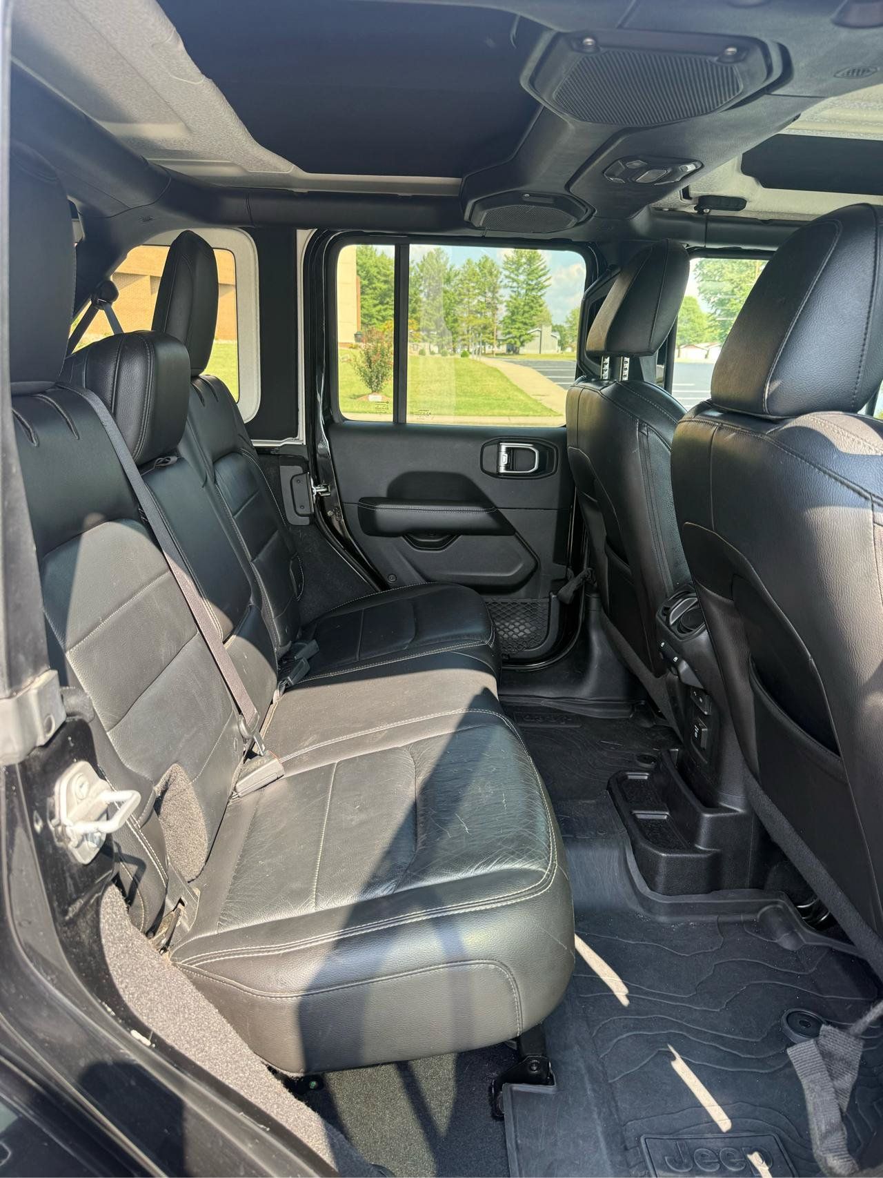Used 2018 Jeep Wrangler Unlimited Sahara AWD/4WD image 10