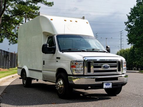 Used 2019 Ford E-350 and Econoline 350 Super Duty w/ Power Windows & Locks Group RWD image 3