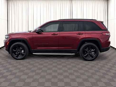 Used 2025 Jeep Grand Cherokee Altitude RWD image 7