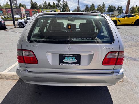 Used 2000 Mercedes-Benz E 320 4MATIC Wagon image 4