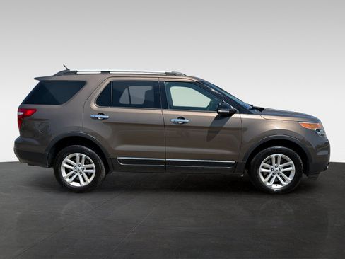 Used 2015 Ford Explorer XLT w/ Equipment Group 201A AWD/4WD image 4