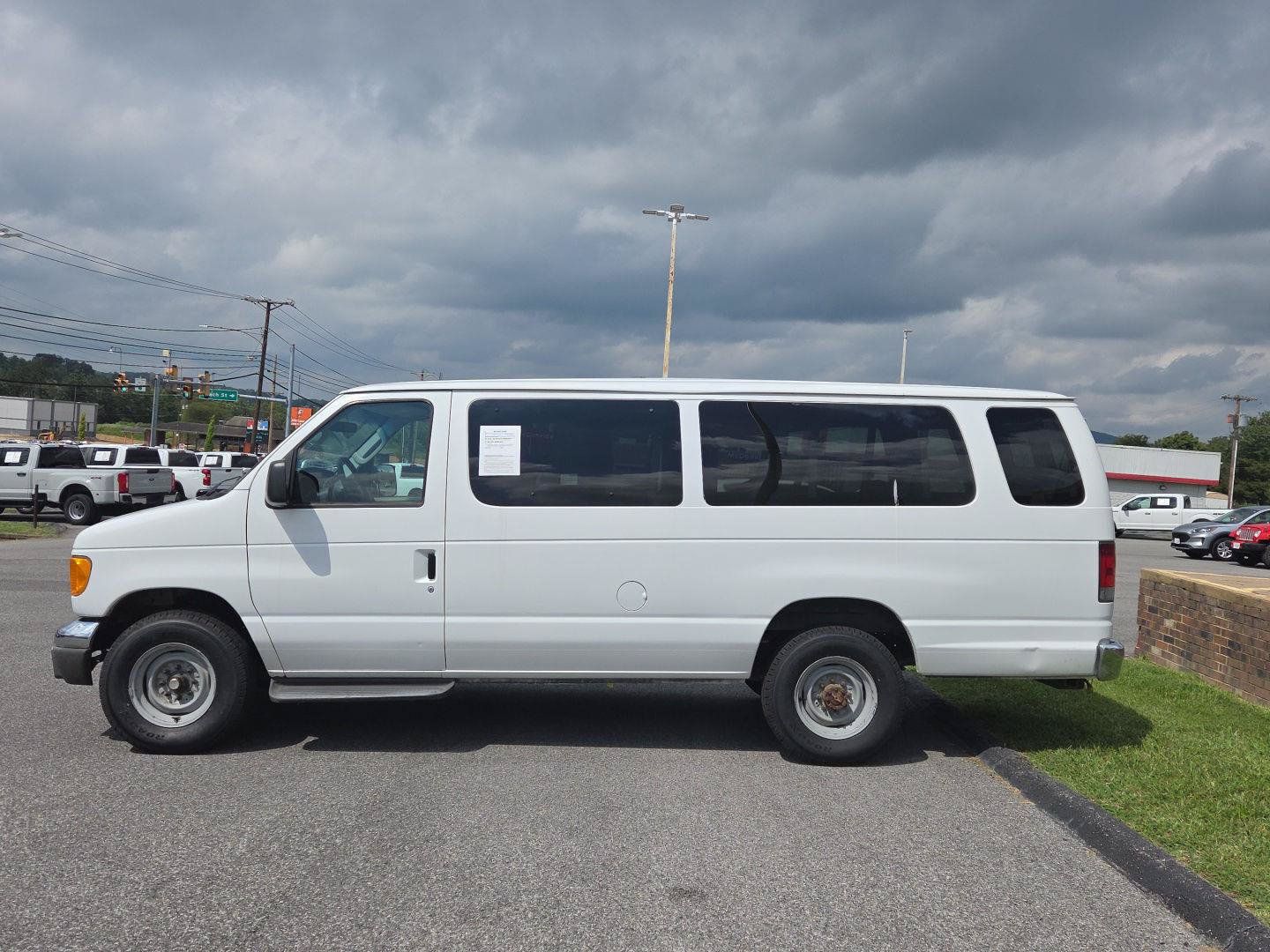 Used 2007 Ford E-350 and Econoline 350 XLT RWD image 5