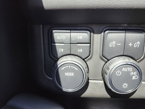 Used 2023 Chevrolet Suburban Z71 w/ Luxury Package image 12