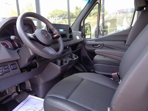 Used 2025 Mercedes-Benz Sprinter 2500 image 9