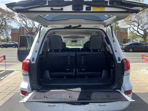 Used 2013 Lexus LX 570 4WD w/ Luxury Pkg image 33