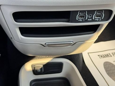 Used 2024 Chrysler Pacifica Touring-L FWD image 21