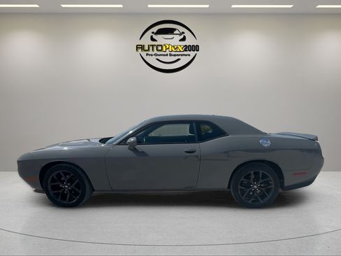 Used 2018 Dodge Challenger SXT RWD image 4