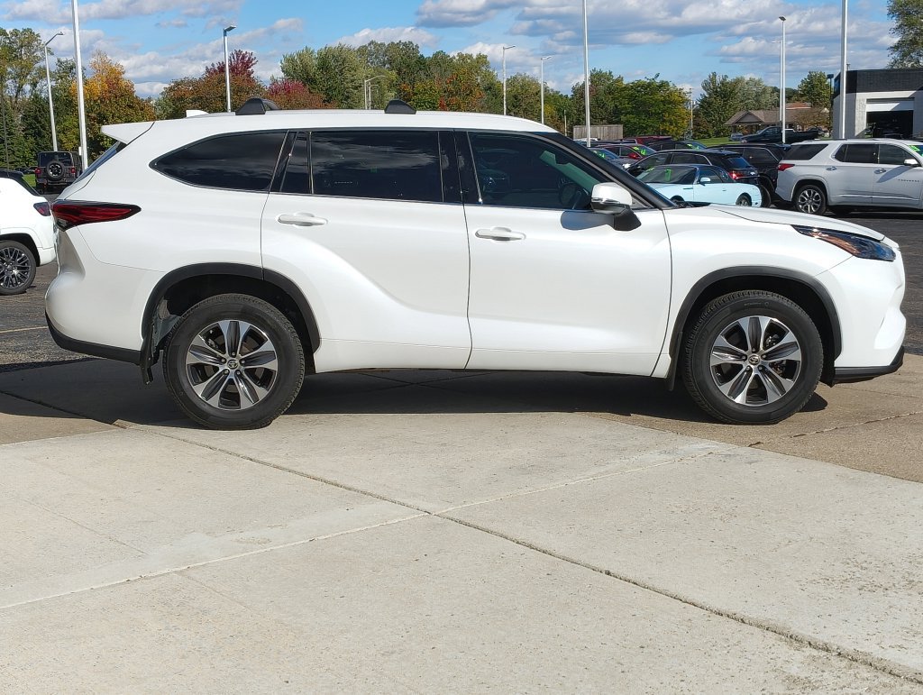 Used 2022 Toyota Highlander XLE AWD/4WD image 4
