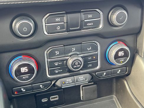 Used 2022 Chevrolet Suburban Z71 image 31