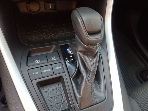 Used 2021 Toyota RAV4 LE FWD image 14