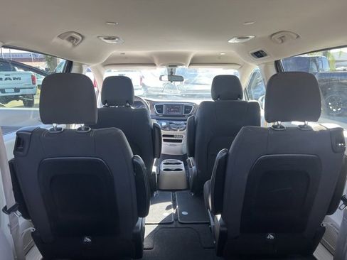 Used 2022 Chrysler Voyager LX image 25