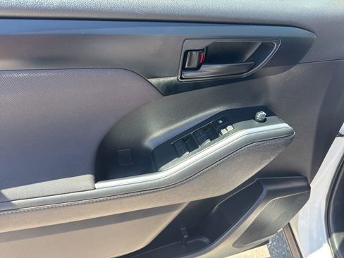 Used 2023 Toyota Highlander LE image 25