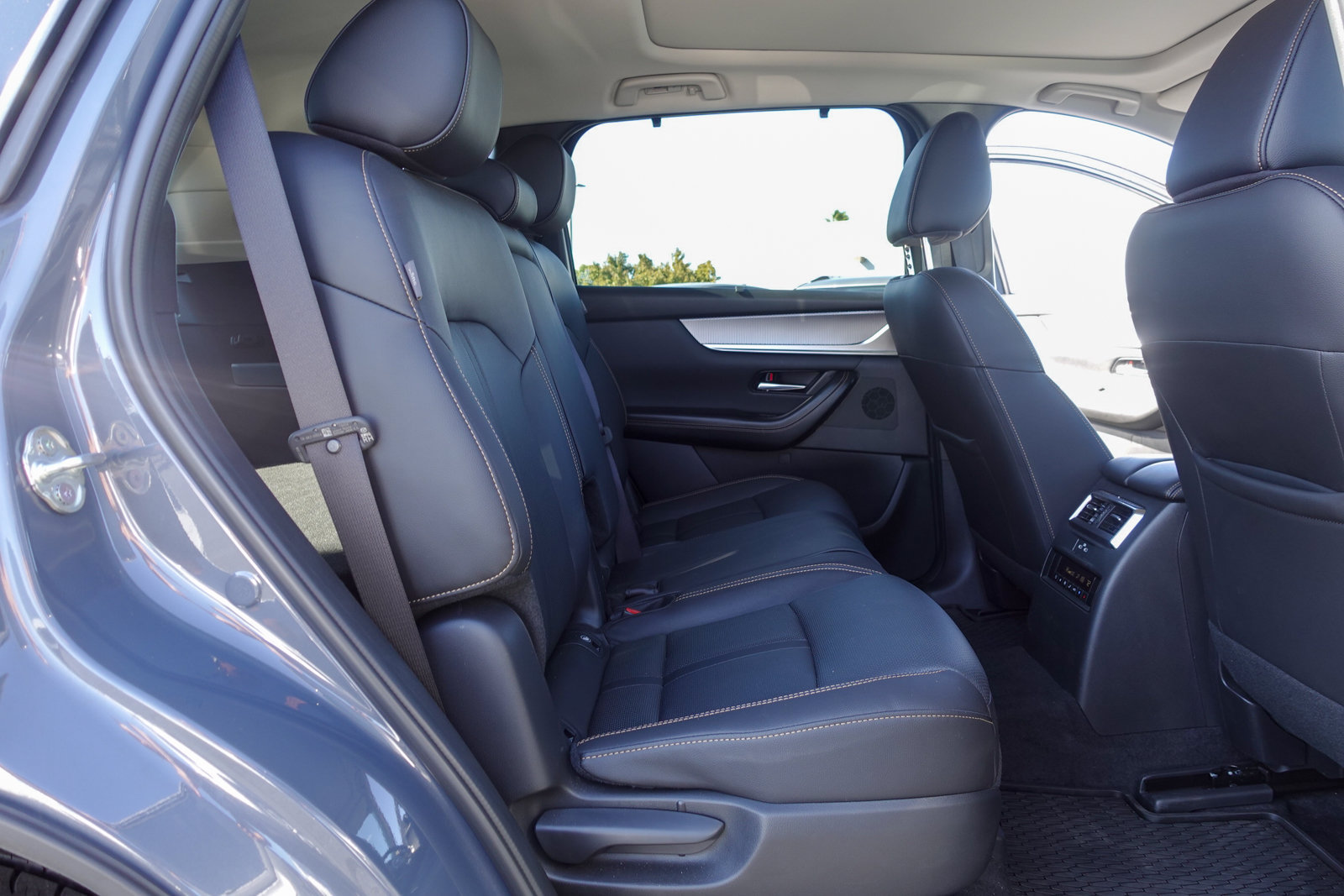 Certified 2025 MAZDA CX-70 Plug-In Hybrid w/ Premium Pkg AWD/4WD image 16