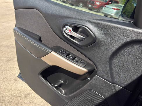 Used 2018 Jeep Cherokee Latitude w/ Altitude Package image 22