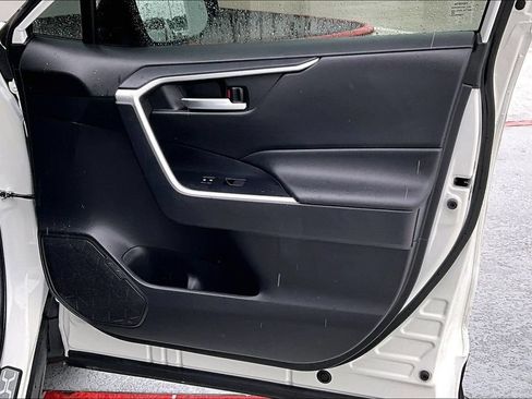 Certified 2021 Toyota RAV4 XLE FWD image 33