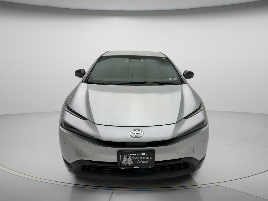 Used 2025 Toyota Prius LE FWD image 2