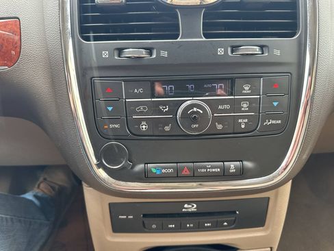 Used 2015 Chrysler Town & Country Touring-L w/ Driver Convenience Group FWD image 22
