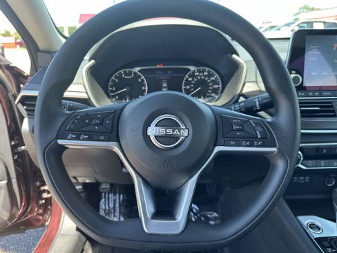 Used 2024 Nissan Altima 2.5 SV FWD image 12