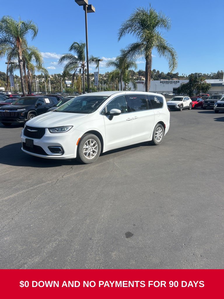 Used 2023 Chrysler Pacifica Touring-L FWD image 1