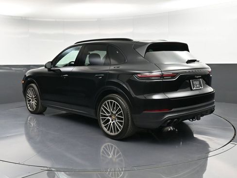 Certified 2023 Porsche Cayenne Platinum Edition image 3
