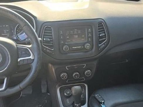 Used 2018 Jeep Compass Latitude AWD/4WD image 2