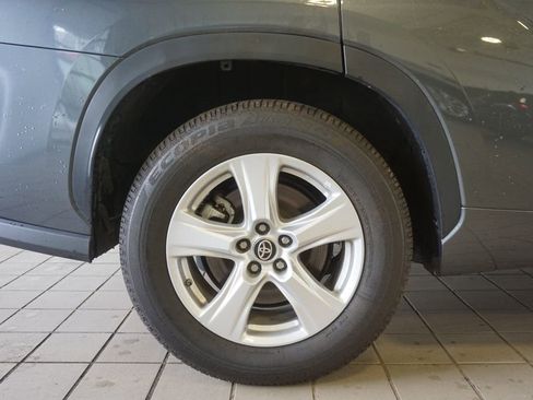Used 2024 Toyota Highlander LE FWD image 28