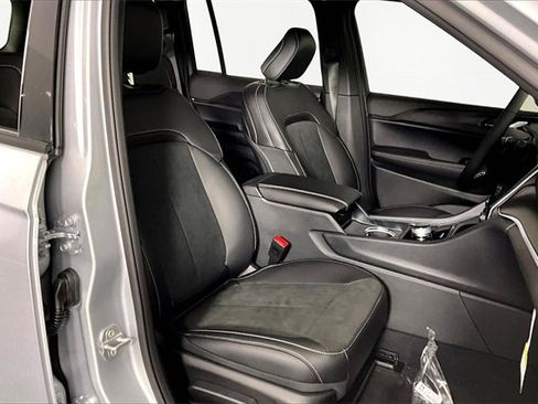 New 2025 Jeep Grand Cherokee Laredo image 12