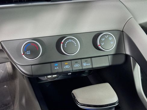 Certified 2025 Hyundai Elantra SE image 16