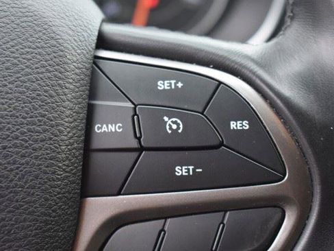 Used 2019 Jeep Cherokee Latitude Plus AWD/4WD image 30