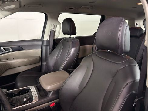 Used 2025 Kia Carnival FWD image 18