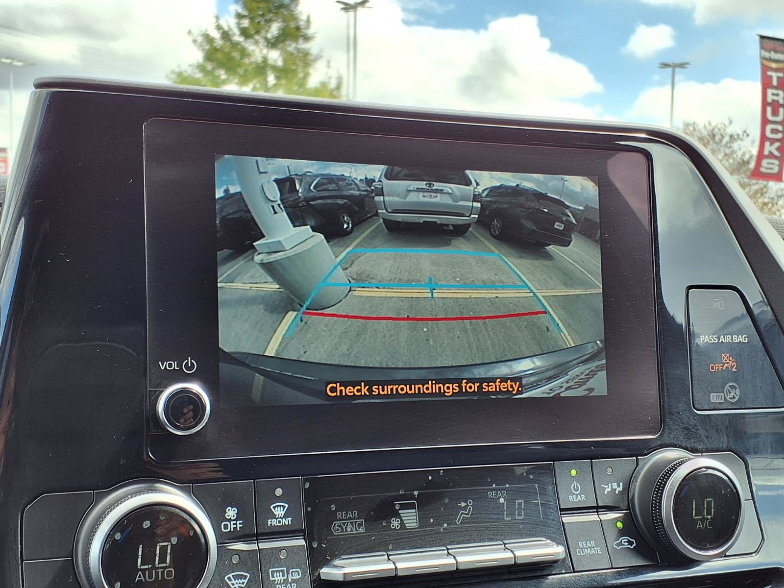 Used 2025 Toyota Highlander LE FWD image 14