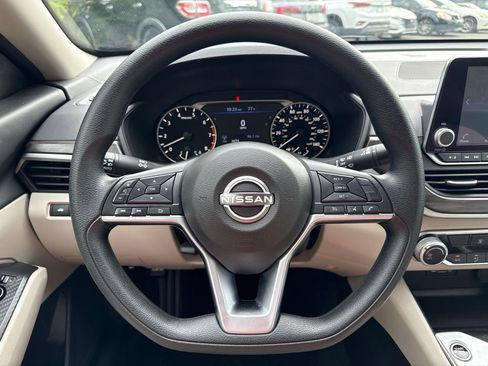 Used 2025 Nissan Altima 2.5 SV FWD image 23
