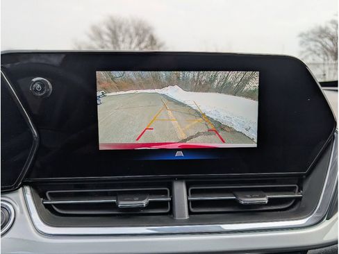 Used 2025 Chevrolet Trax LT w/ LT Convenience Package image 26