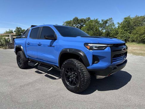 Used 2025 Chevrolet Colorado ZR2 w/ Midnight Edition AWD/4WD image 8